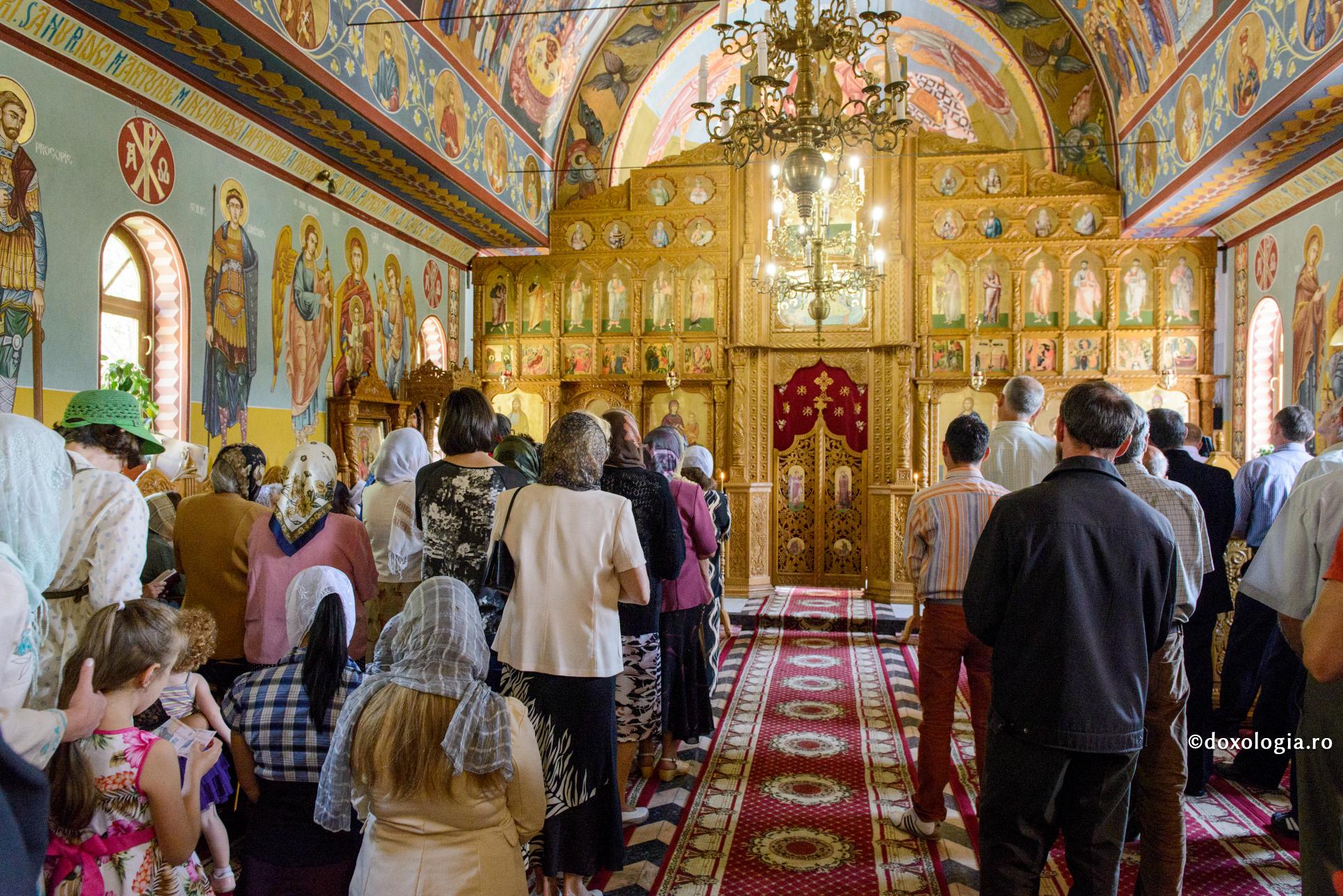 credincioși participând la Sfânta Liturghie
