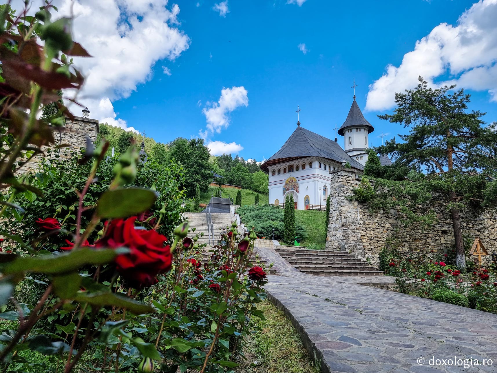 (Foto) Zile de vară la Mănăstirea Pângărați