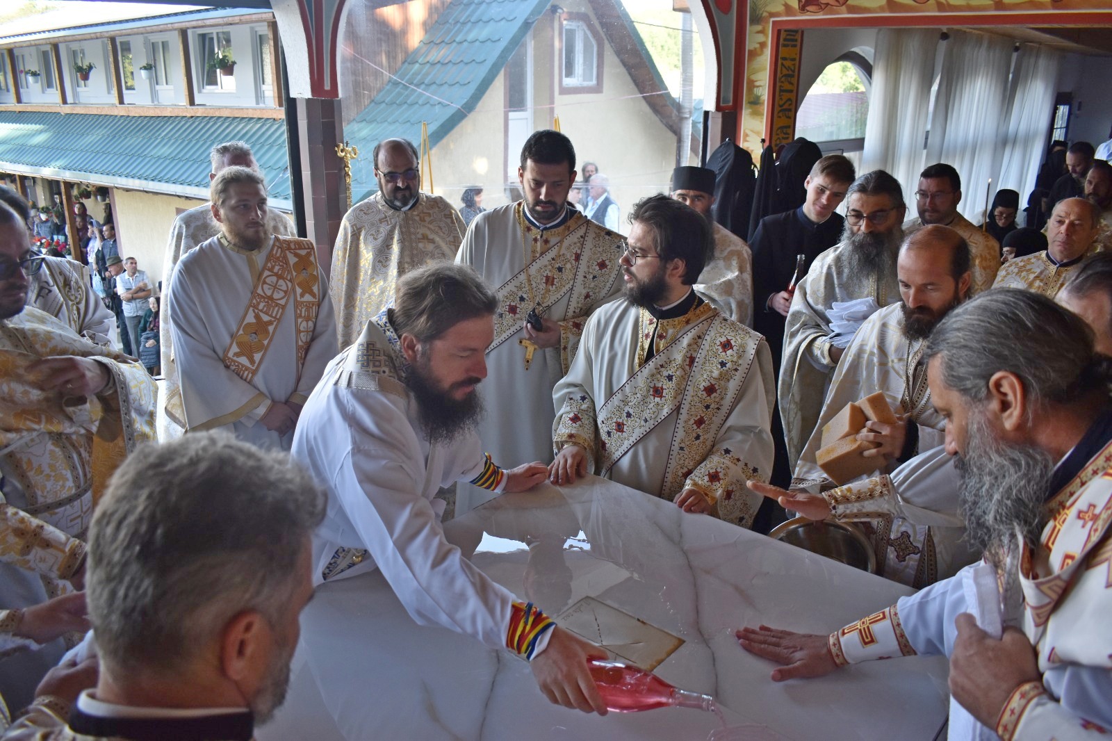 Altarul de vară al Schitului „Sfânta Olga”, sfințit de PS Damaschin Dorneanul