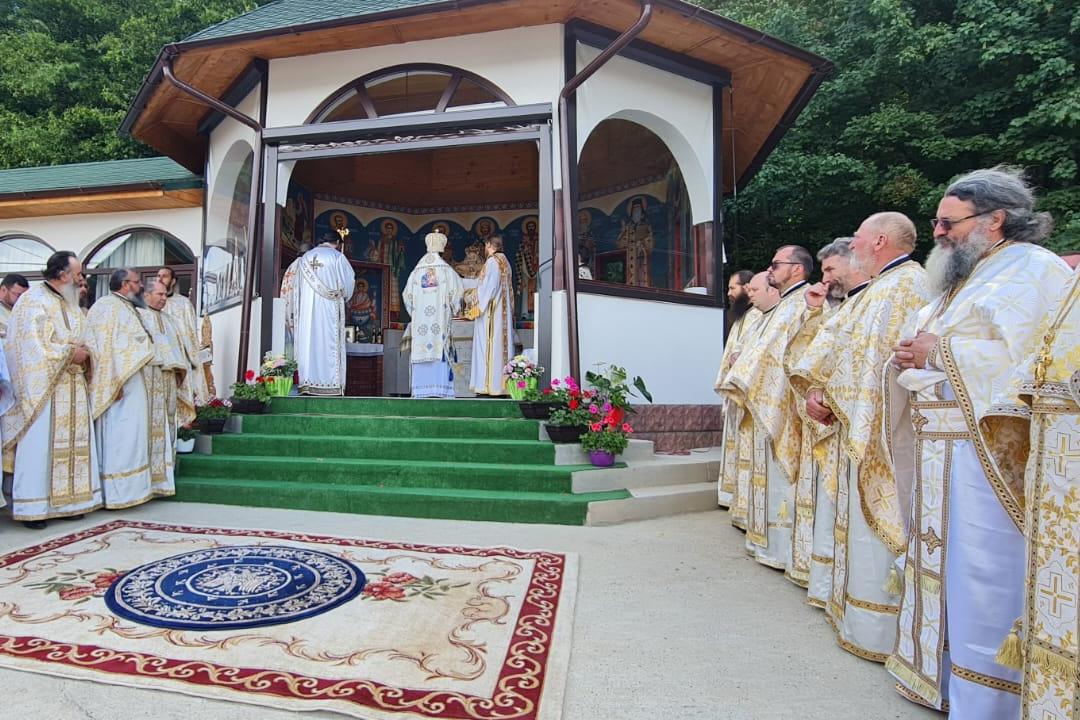 Altarul de vară al Schitului „Sfânta Olga”, sfințit de PS Damaschin Dorneanul