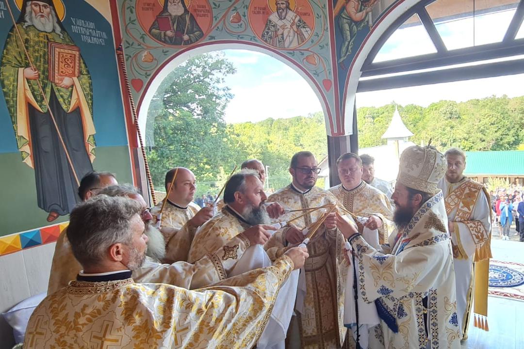 Altarul de vară al Schitului „Sfânta Olga”, sfințit de PS Damaschin Dorneanul