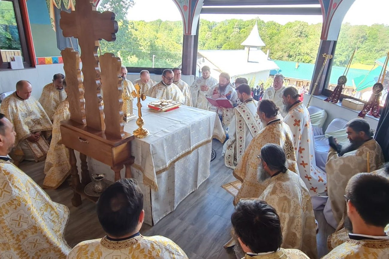 Altarul de vară al Schitului „Sfânta Olga”, sfințit de PS Damaschin Dorneanul