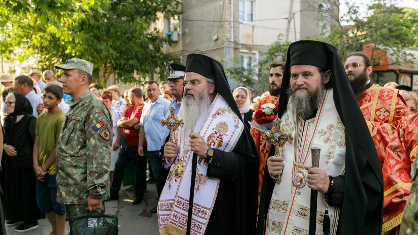 Procesiune cu moaștele Sfintei Mari Mucenițe Chiriachi la Huși. PS Ignatie: „Suntem atâtea suflete, atâtea minți și inimi îndreptate înspre cea care este ocrotitoarea Episcopiei Hușilor”