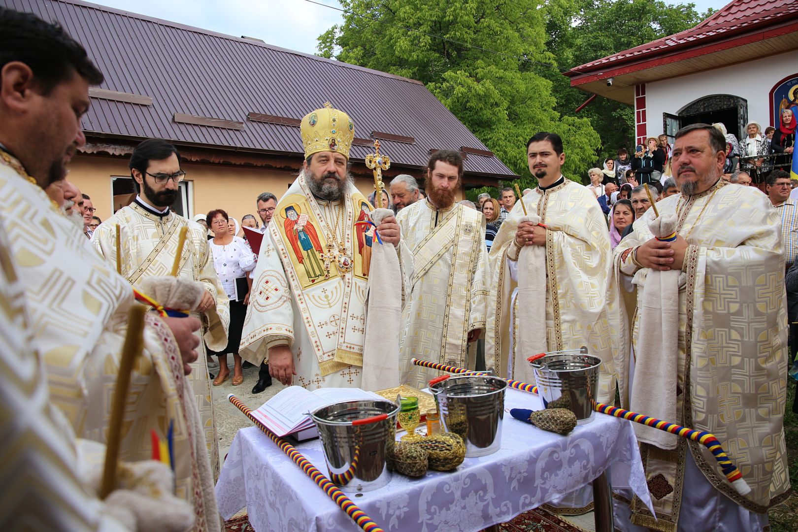 Ansamblul Parohiei „Sfinții Arhangheli” Almaș a fost binecuvântat de PS Nichifor Botoșăneanul