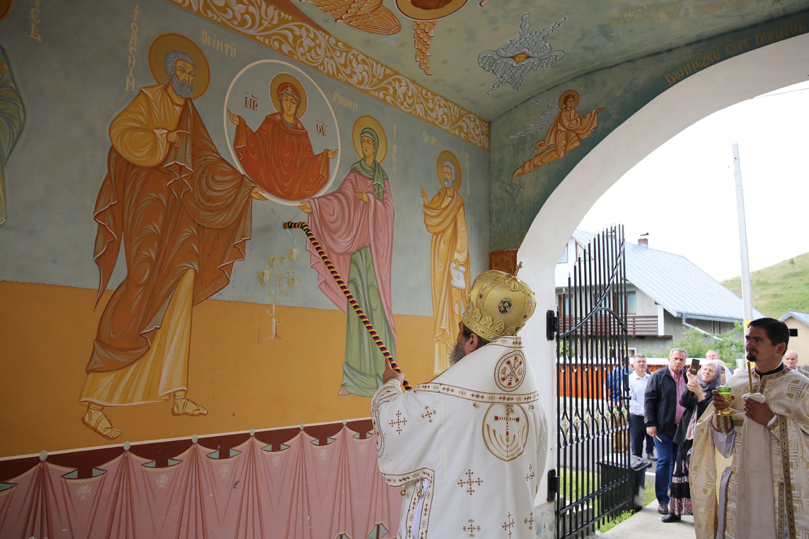 Ansamblul Parohiei „Sfinții Arhangheli” Almaș a fost binecuvântat de PS Nichifor Botoșăneanul