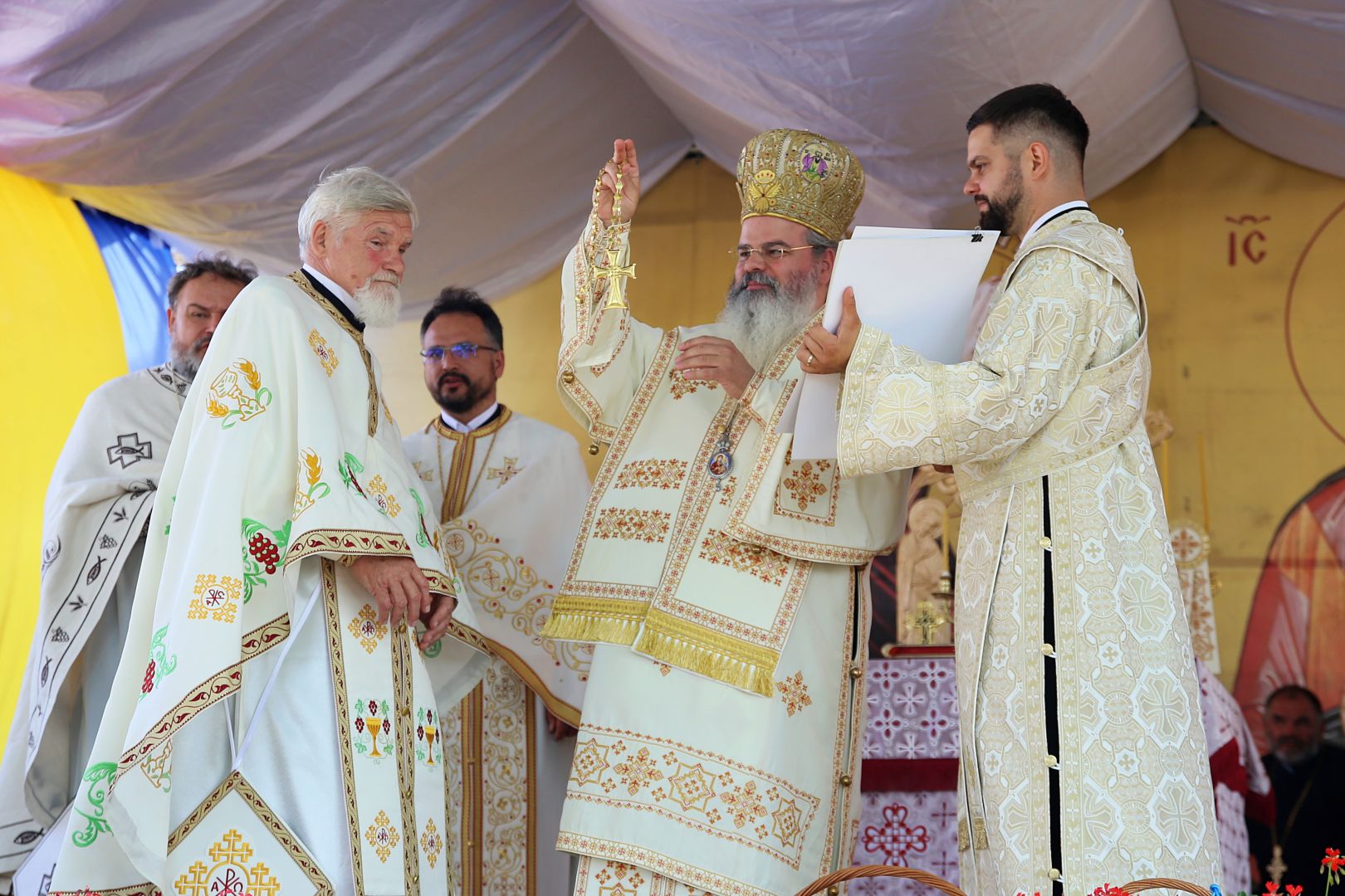 Biserica din Blăgești, resfințită de Episcopul Hușilor: „Inima Domnului Hristos a rămas neclintită în fața răutății”