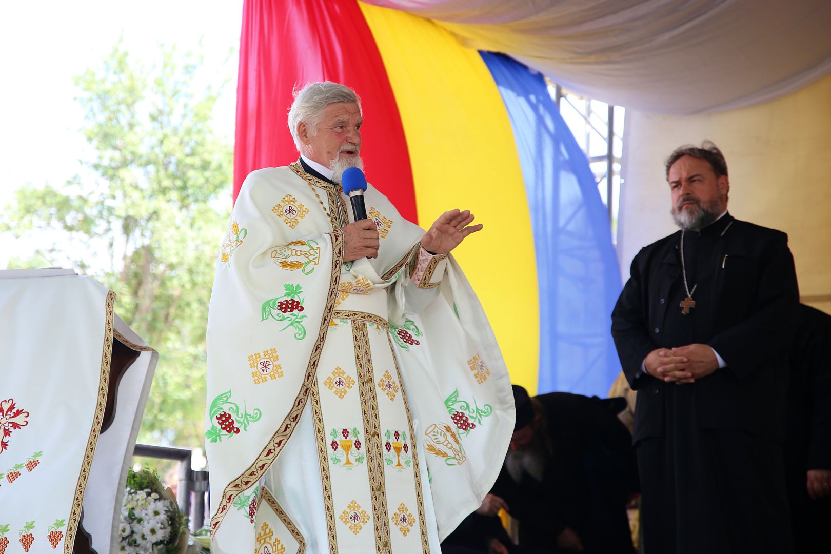 Biserica din Blăgești, resfințită de Episcopul Hușilor: „Inima Domnului Hristos a rămas neclintită în fața răutății”