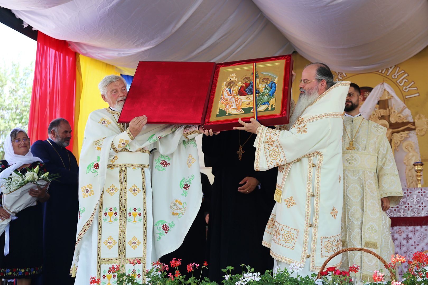 Biserica din Blăgești, resfințită de Episcopul Hușilor: „Inima Domnului Hristos a rămas neclintită în fața răutății”