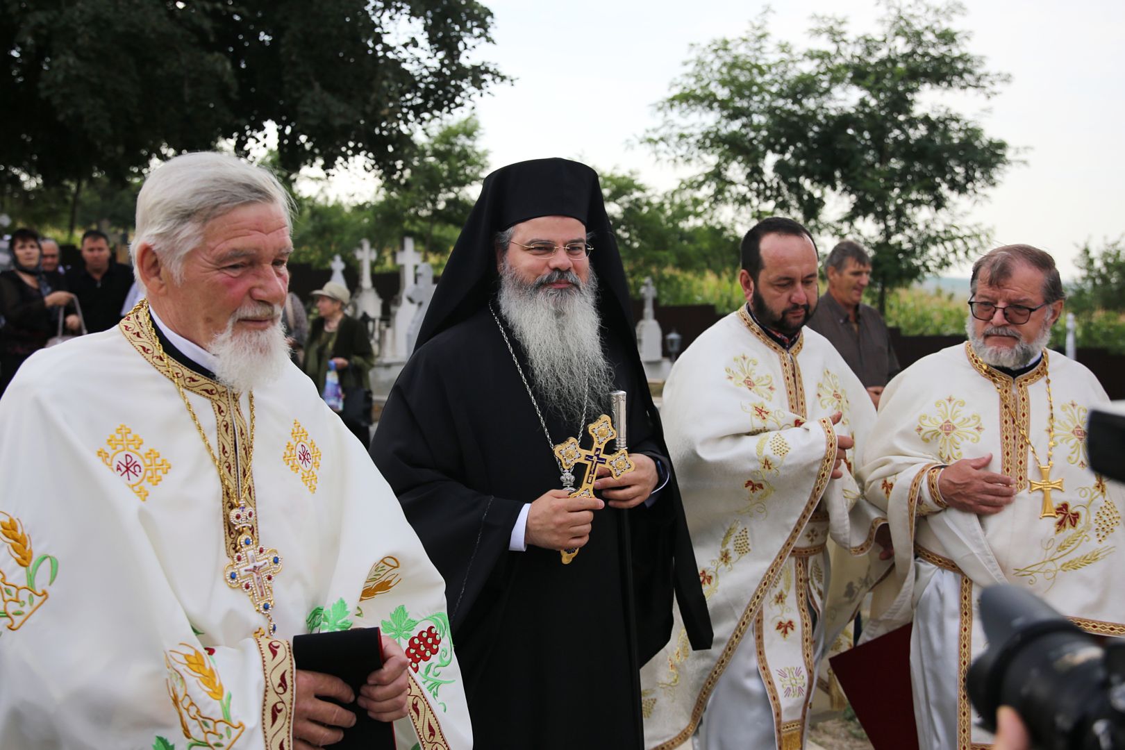 Biserica din Blăgești, resfințită de Episcopul Hușilor: „Inima Domnului Hristos a rămas neclintită în fața răutății”