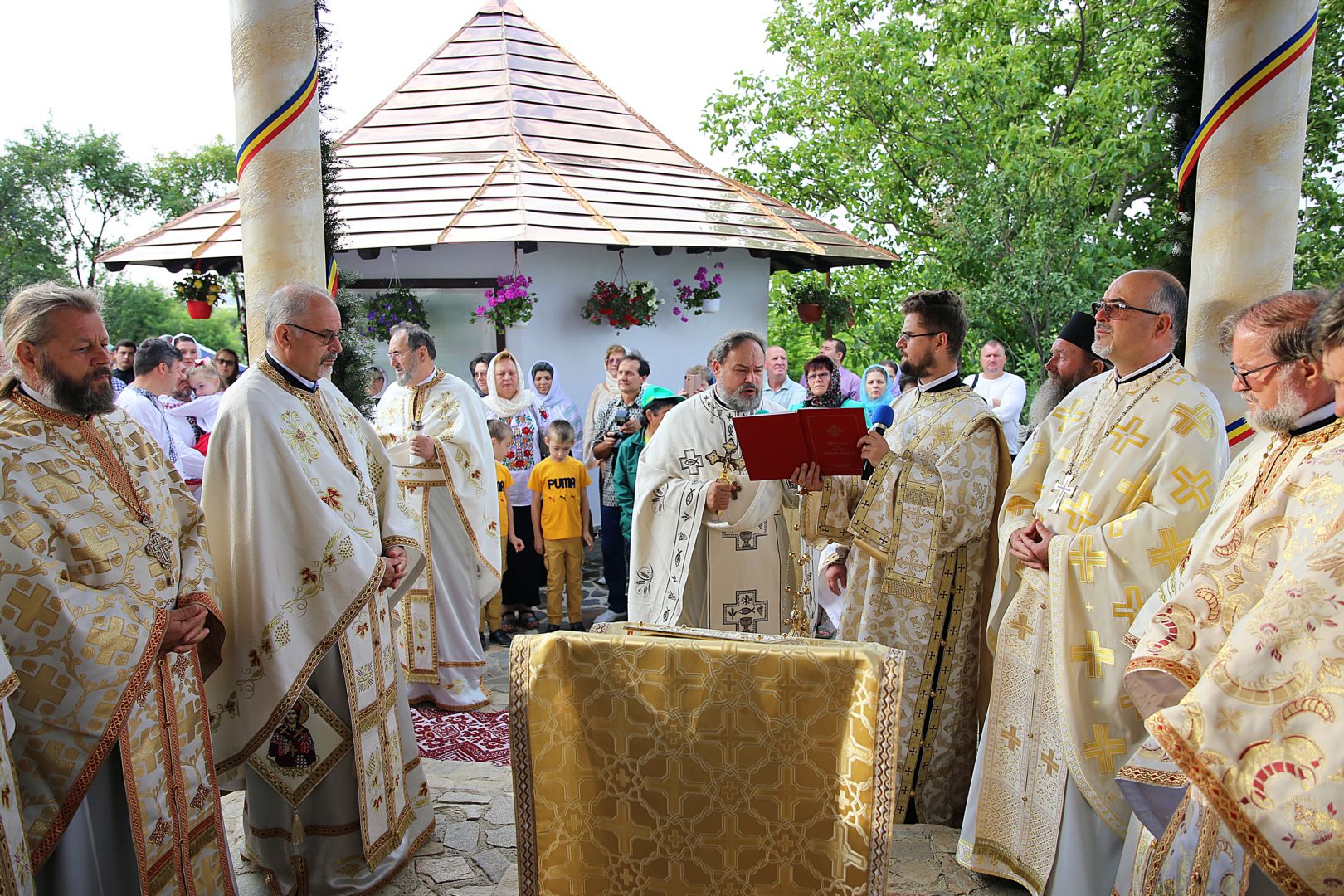 Biserica din Blăgești, resfințită de Episcopul Hușilor: „Inima Domnului Hristos a rămas neclintită în fața răutății”