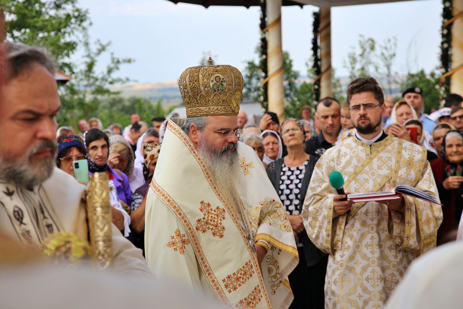 Biserica din Blăgești, resfințită de Episcopul Hușilor: „Inima Domnului Hristos a rămas neclintită în fața răutății”