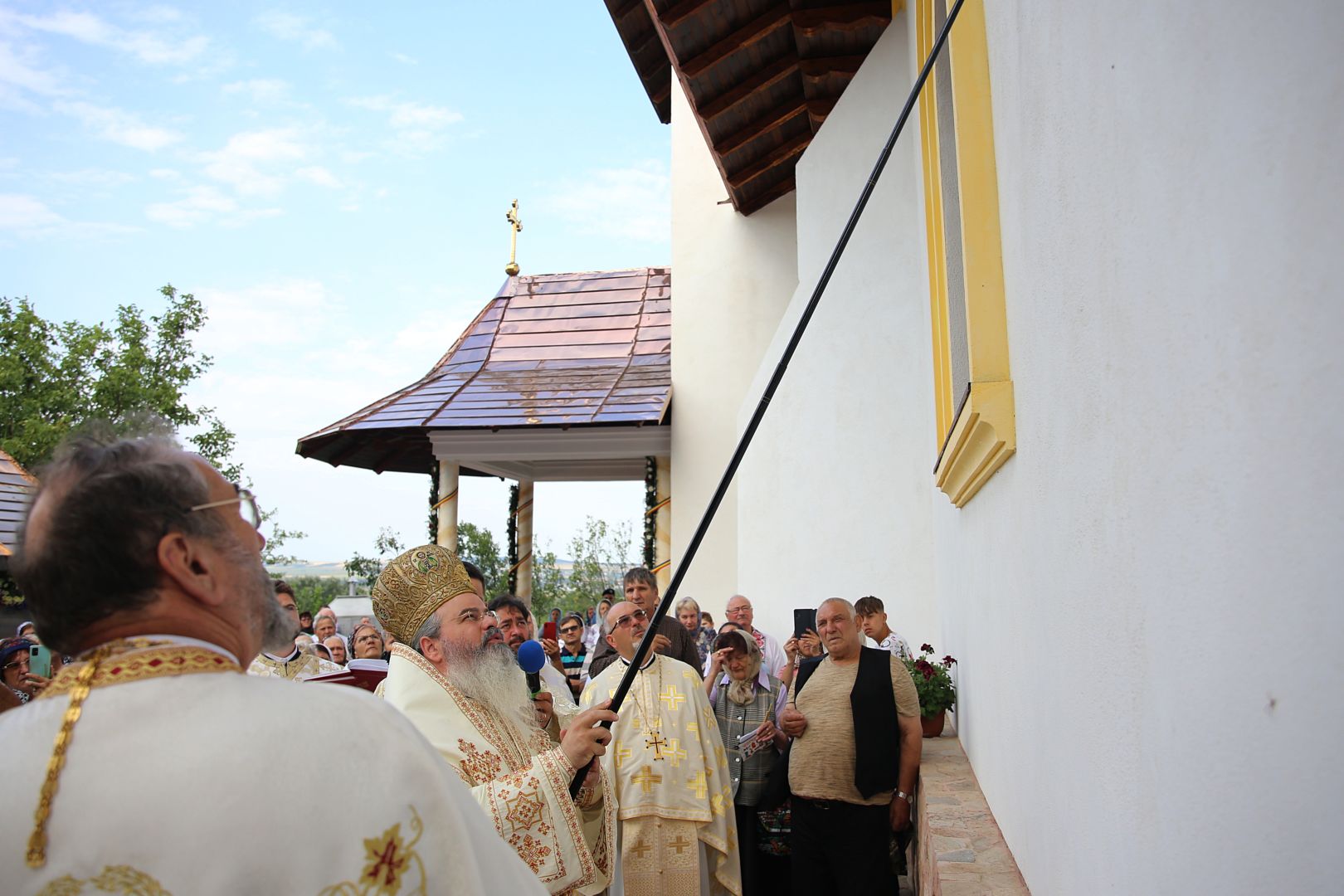 Biserica din Blăgești, resfințită de Episcopul Hușilor: „Inima Domnului Hristos a rămas neclintită în fața răutății”