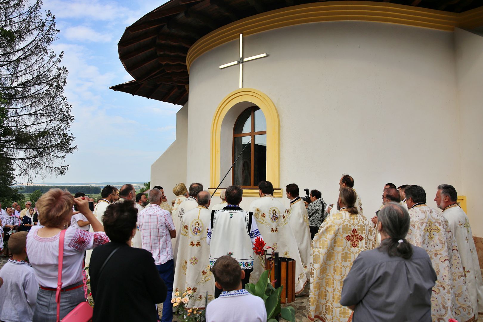 Biserica din Blăgești, resfințită de Episcopul Hușilor: „Inima Domnului Hristos a rămas neclintită în fața răutății”