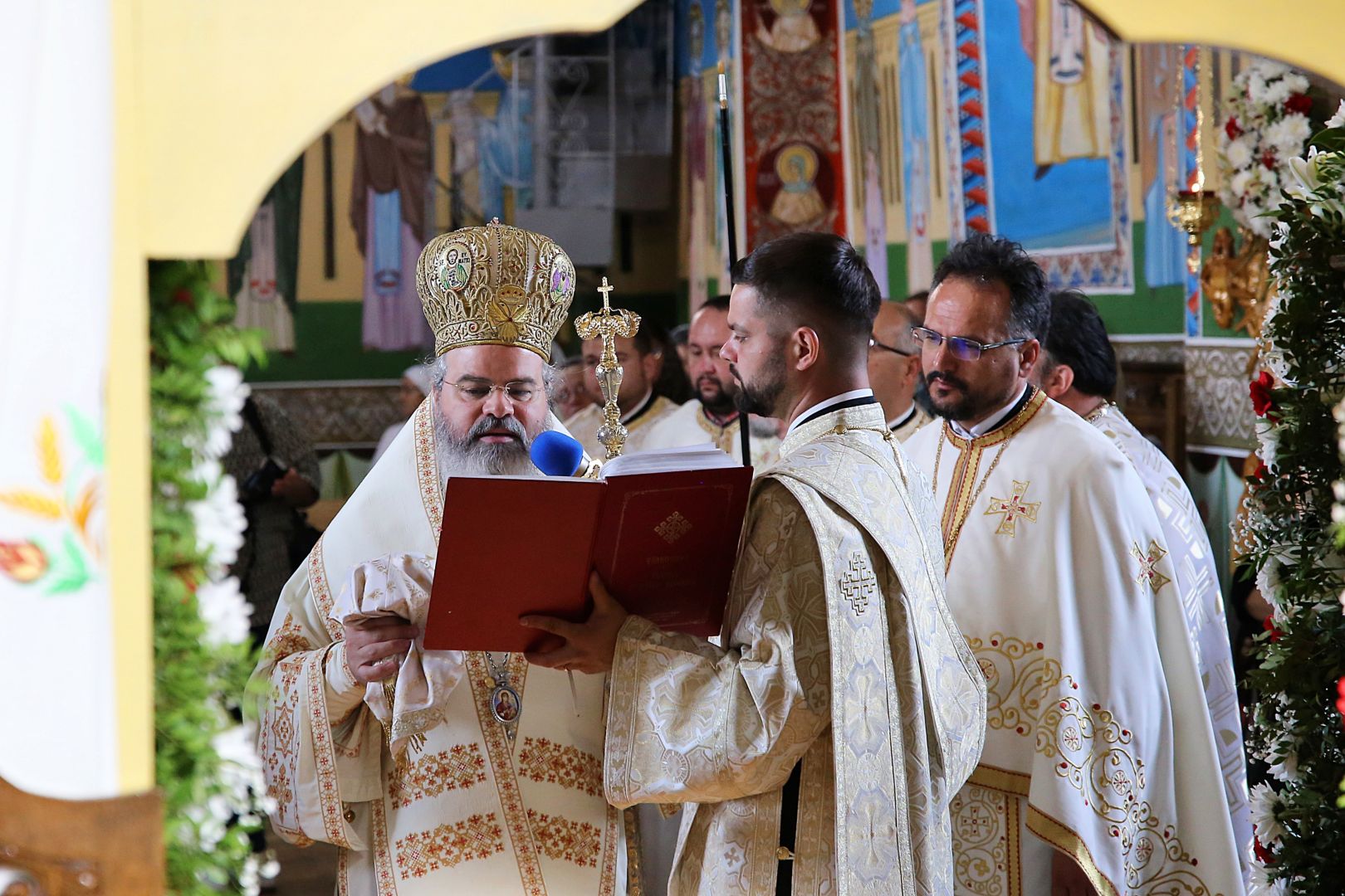 Biserica din Blăgești, resfințită de Episcopul Hușilor: „Inima Domnului Hristos a rămas neclintită în fața răutății”