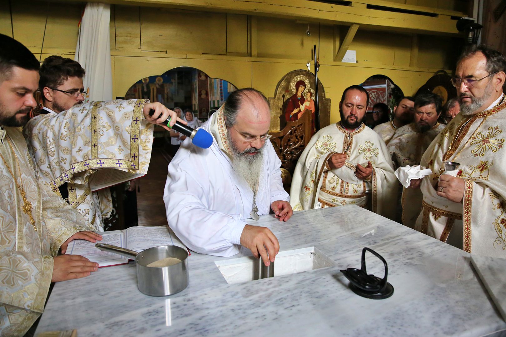 Biserica din Blăgești, resfințită de Episcopul Hușilor: „Inima Domnului Hristos a rămas neclintită în fața răutății”