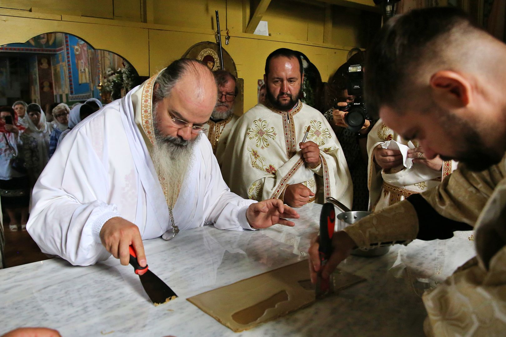 Biserica din Blăgești, resfințită de Episcopul Hușilor: „Inima Domnului Hristos a rămas neclintită în fața răutății”