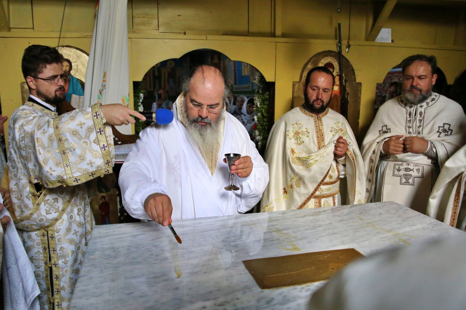 Biserica din Blăgești, resfințită de Episcopul Hușilor: „Inima Domnului Hristos a rămas neclintită în fața răutății”