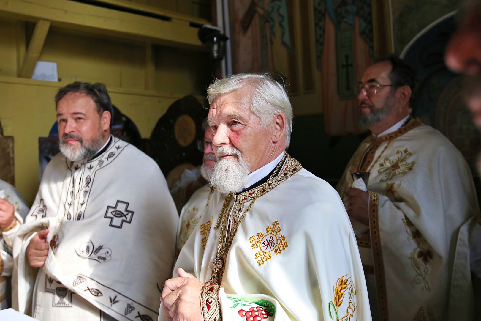 Biserica din Blăgești, resfințită de Episcopul Hușilor: „Inima Domnului Hristos a rămas neclintită în fața răutății”