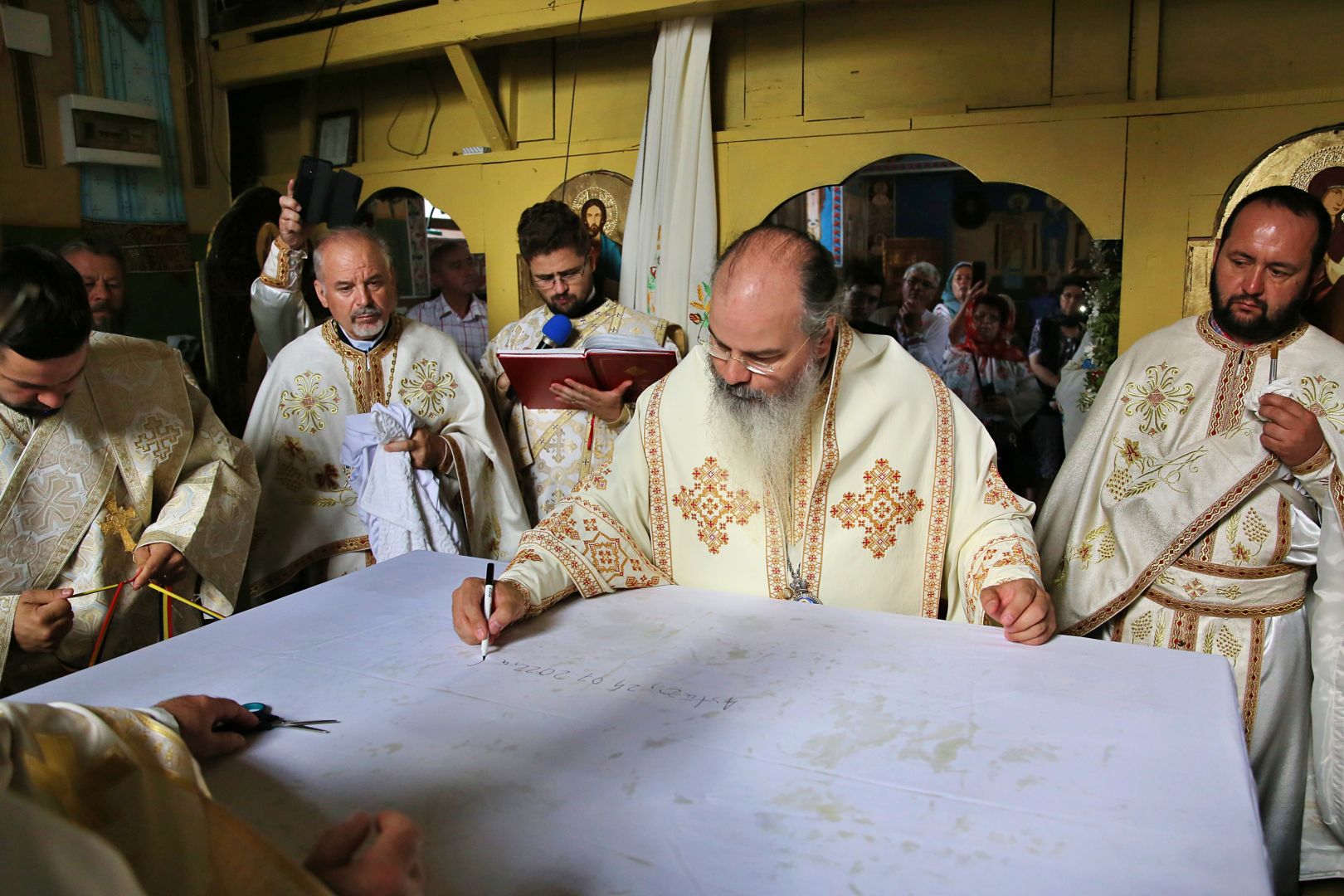 Biserica din Blăgești, resfințită de Episcopul Hușilor: „Inima Domnului Hristos a rămas neclintită în fața răutății”