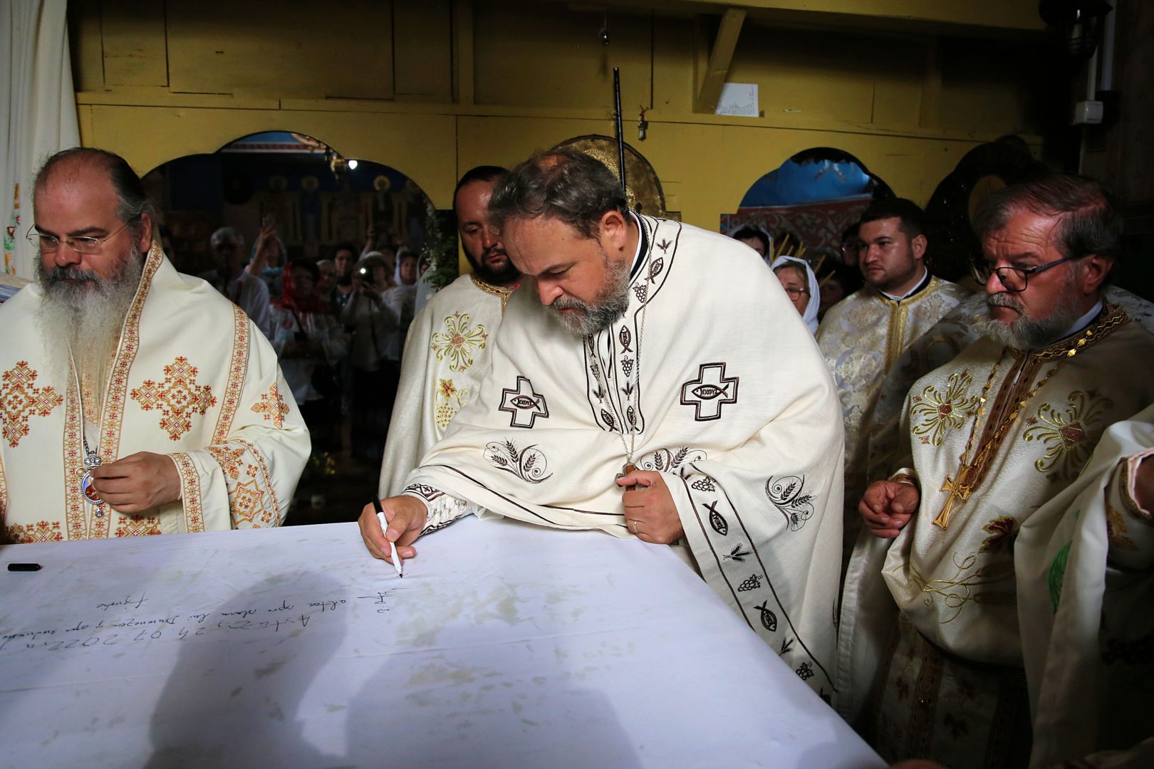 Biserica din Blăgești, resfințită de Episcopul Hușilor: „Inima Domnului Hristos a rămas neclintită în fața răutății”