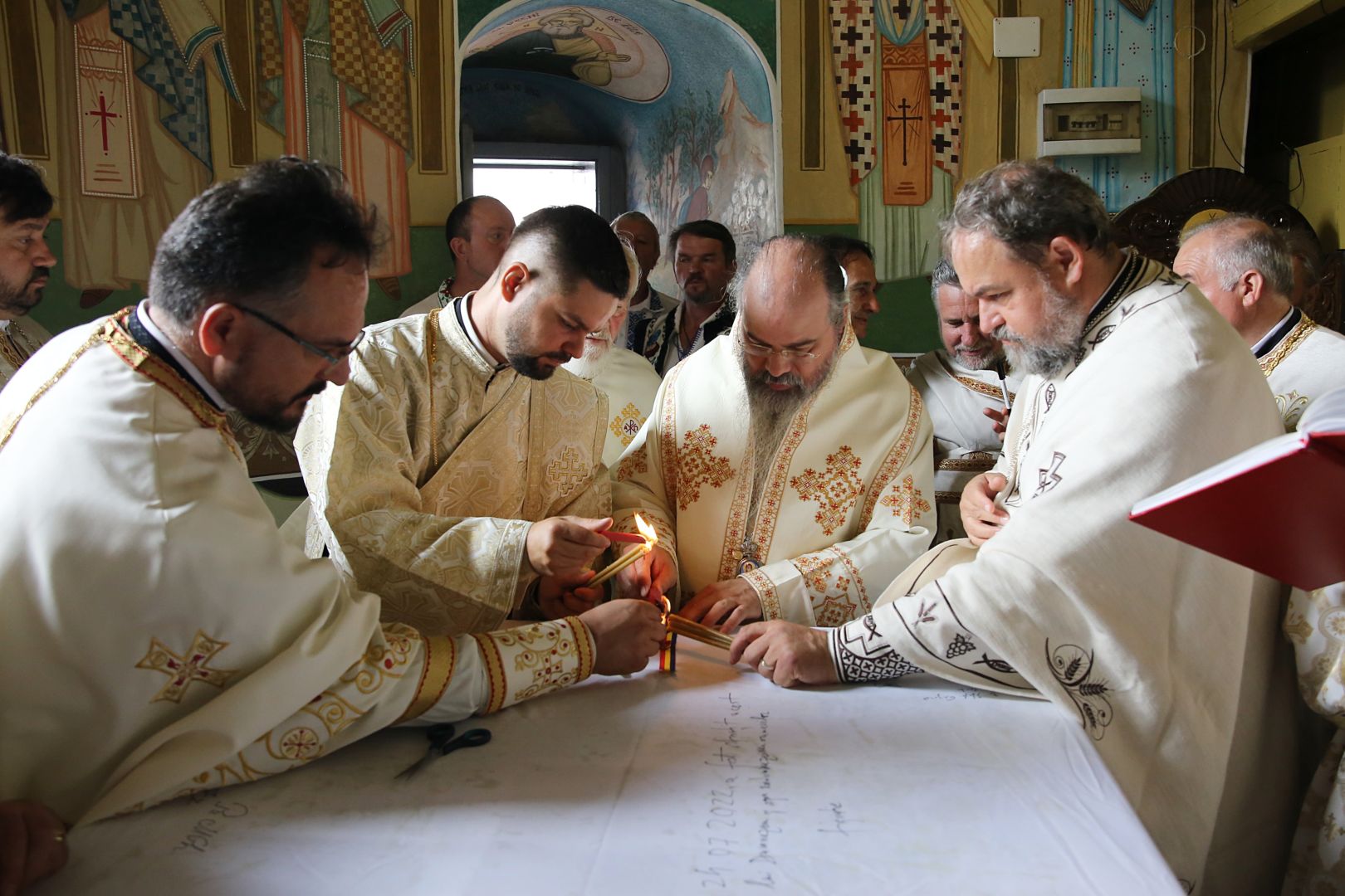 Biserica din Blăgești, resfințită de Episcopul Hușilor: „Inima Domnului Hristos a rămas neclintită în fața răutății”