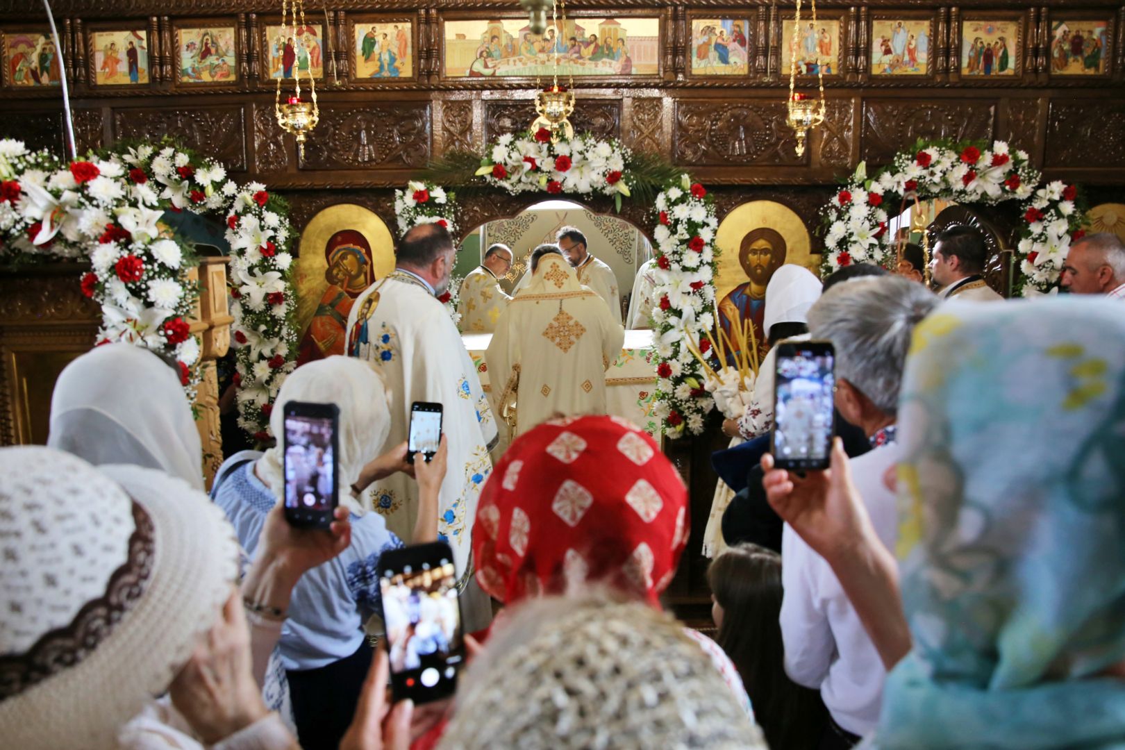 Biserica din Blăgești, resfințită de Episcopul Hușilor: „Inima Domnului Hristos a rămas neclintită în fața răutății”