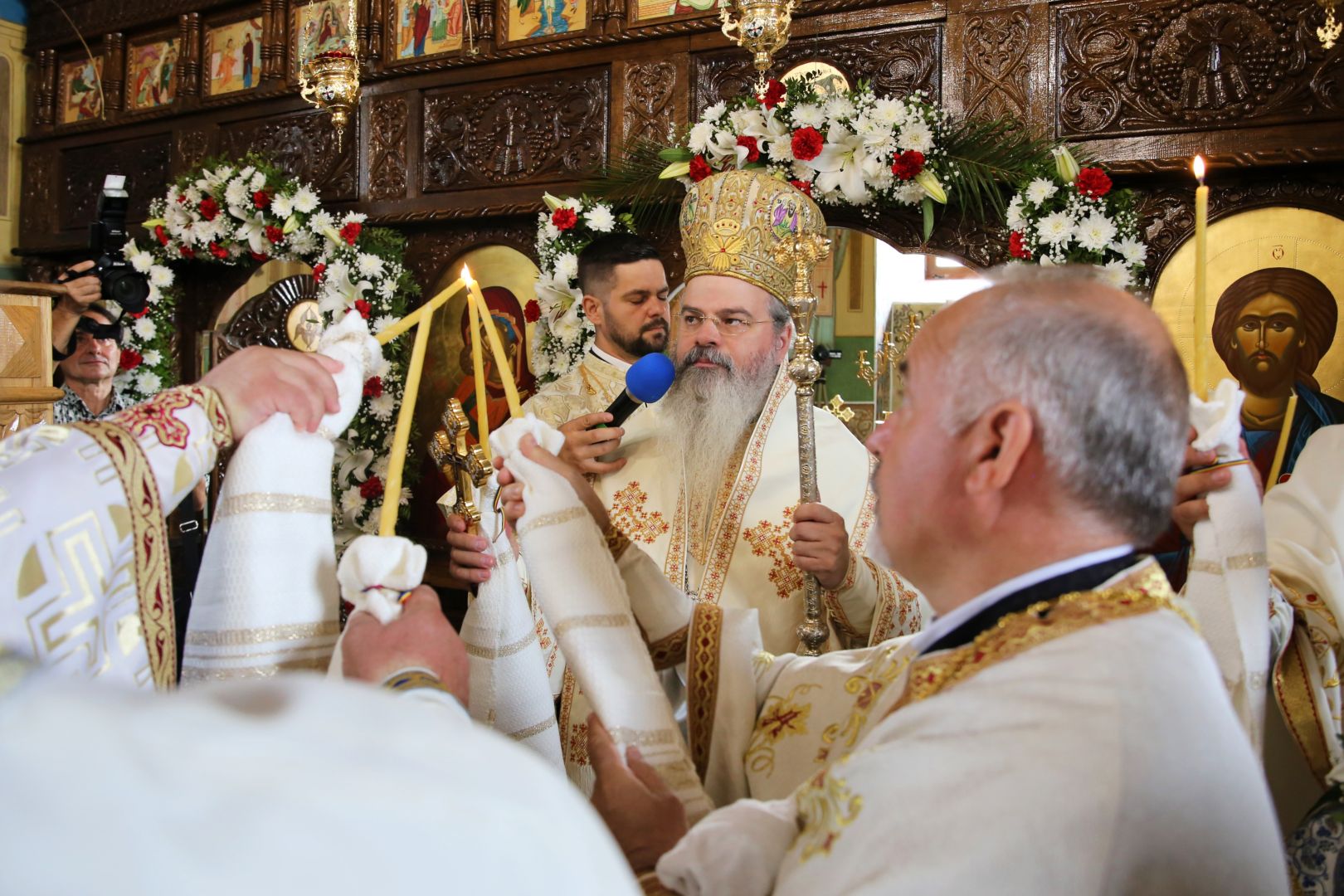 Biserica din Blăgești, resfințită de Episcopul Hușilor: „Inima Domnului Hristos a rămas neclintită în fața răutății”