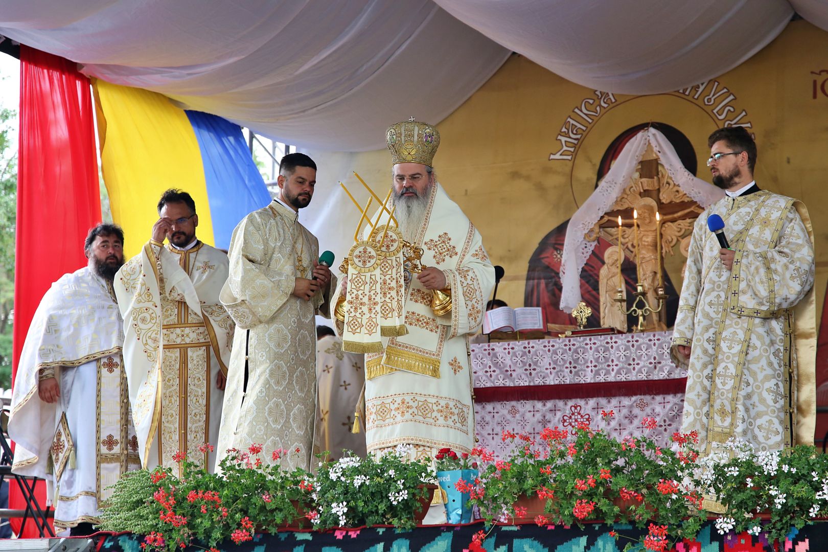 Biserica din Blăgești, resfințită de Episcopul Hușilor: „Inima Domnului Hristos a rămas neclintită în fața răutății”