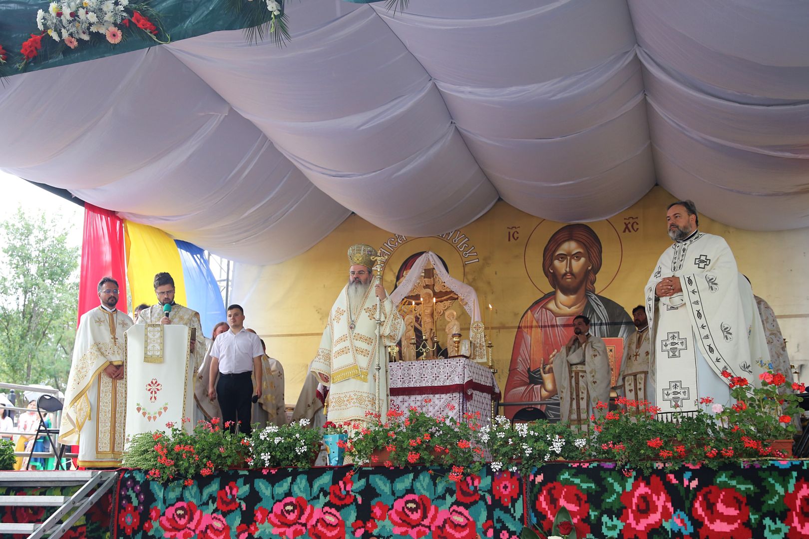 Biserica din Blăgești, resfințită de Episcopul Hușilor: „Inima Domnului Hristos a rămas neclintită în fața răutății”