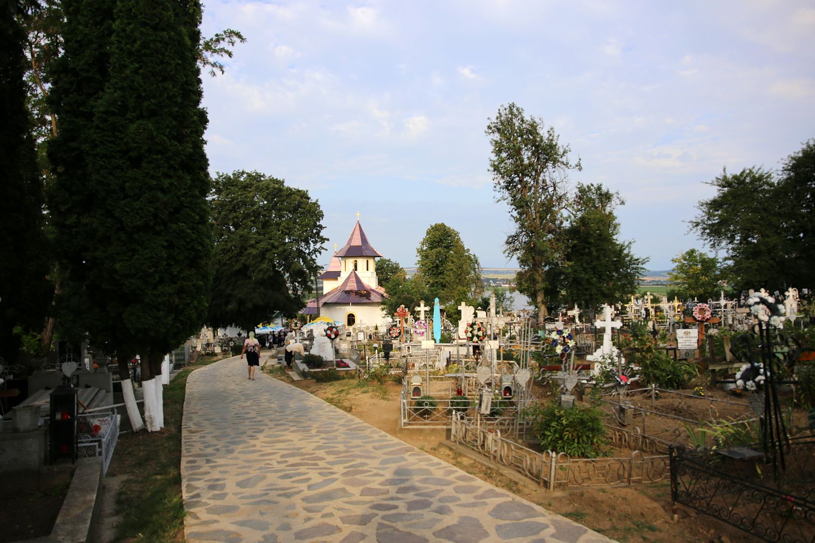 Biserica din Blăgești, resfințită de Episcopul Hușilor: „Inima Domnului Hristos a rămas neclintită în fața răutății”