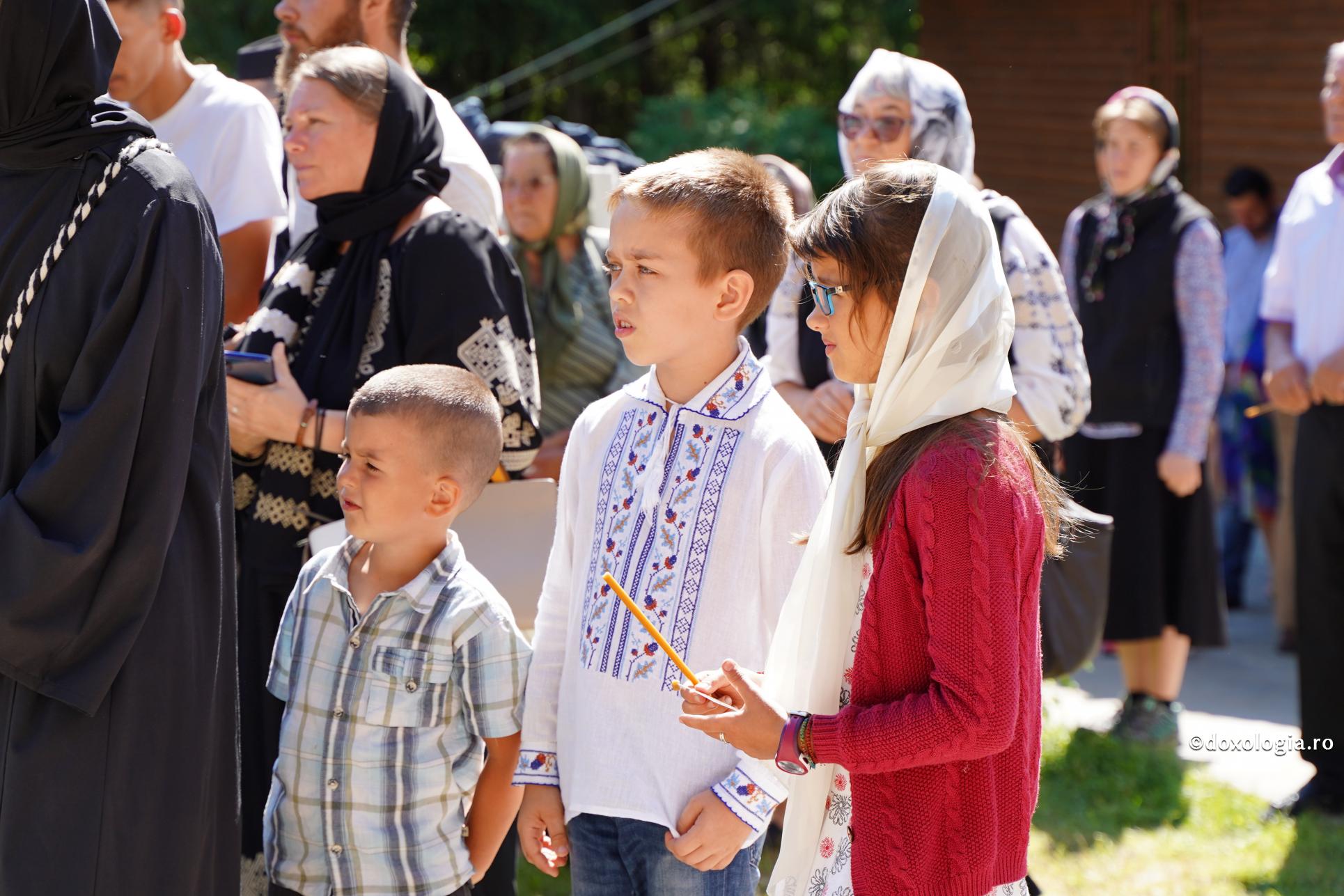 Îndemnurile Sfântului Tihon din Zadonsk pentru copii / Foto: Cătălina Mocănescu copii participând la slujbă