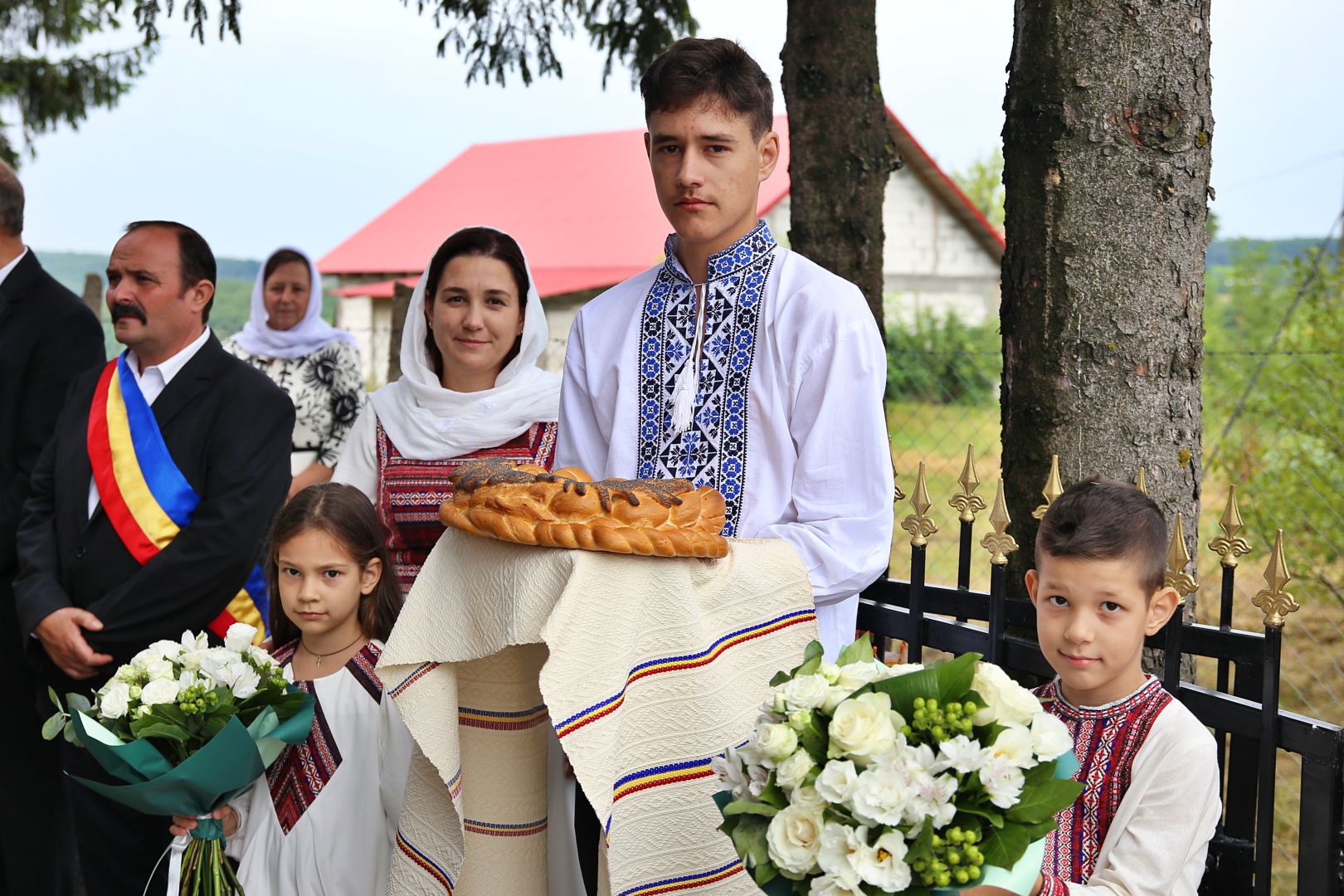 După 39 de ani, Biserica din Bărbătești primește haina luminoasă a sfințirii