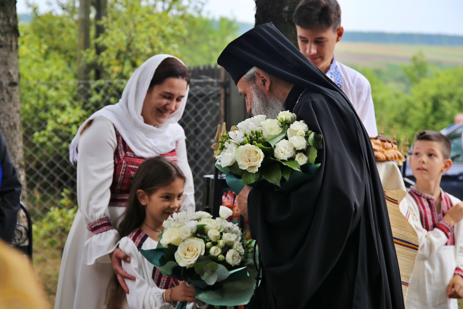 După 39 de ani, Biserica din Bărbătești primește haina luminoasă a sfințirii