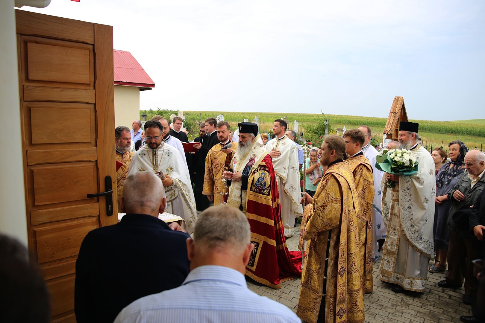 După 39 de ani, Biserica din Bărbătești primește haina luminoasă a sfințirii