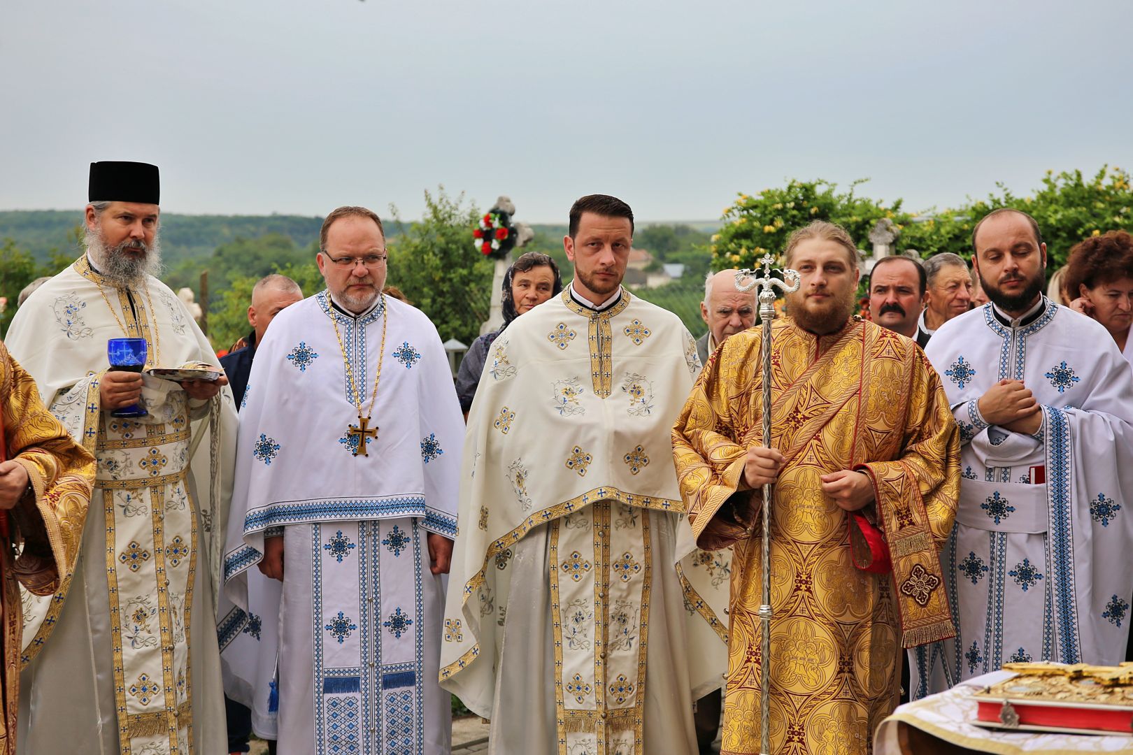 După 39 de ani, Biserica din Bărbătești primește haina luminoasă a sfințirii