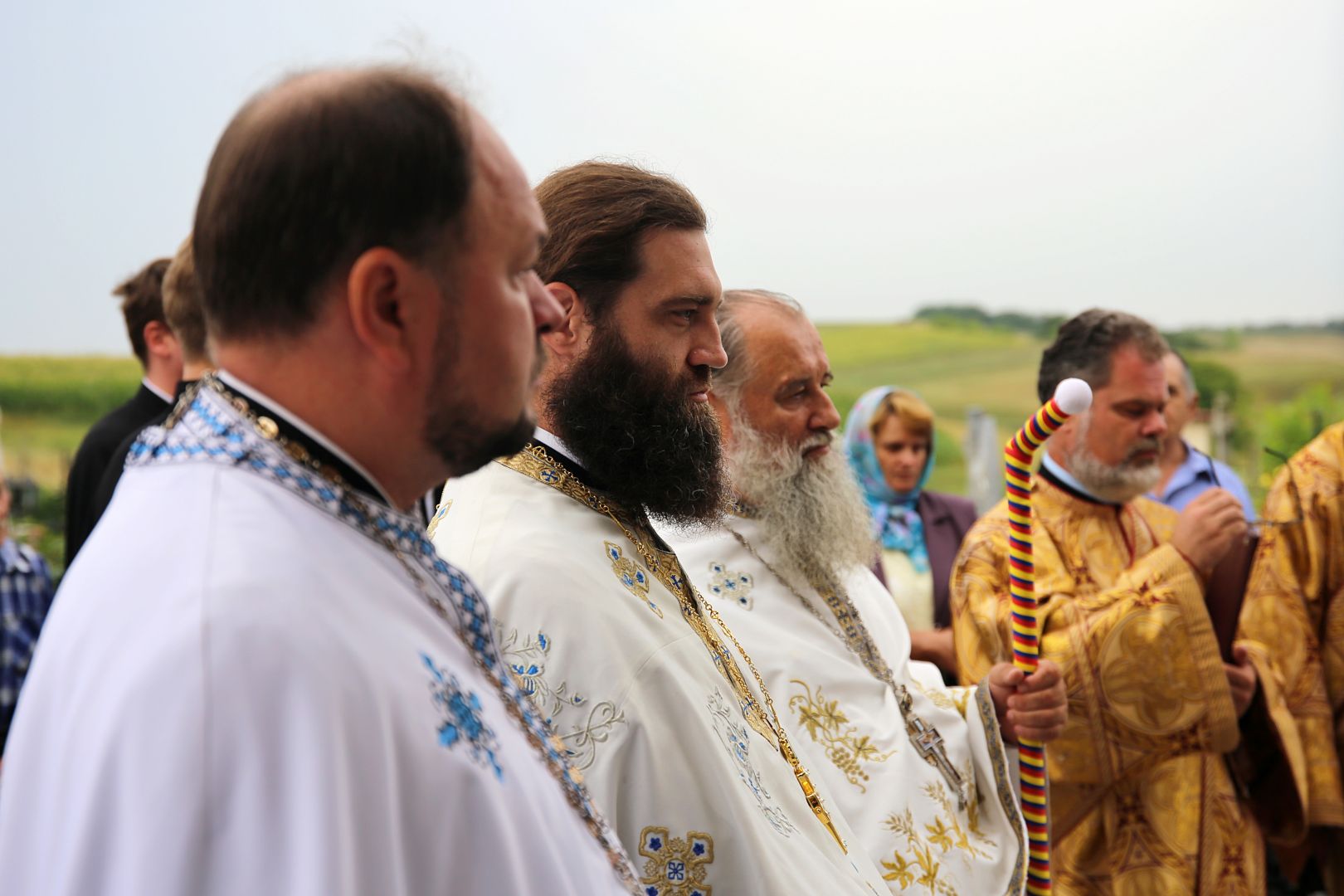 După 39 de ani, Biserica din Bărbătești primește haina luminoasă a sfințirii