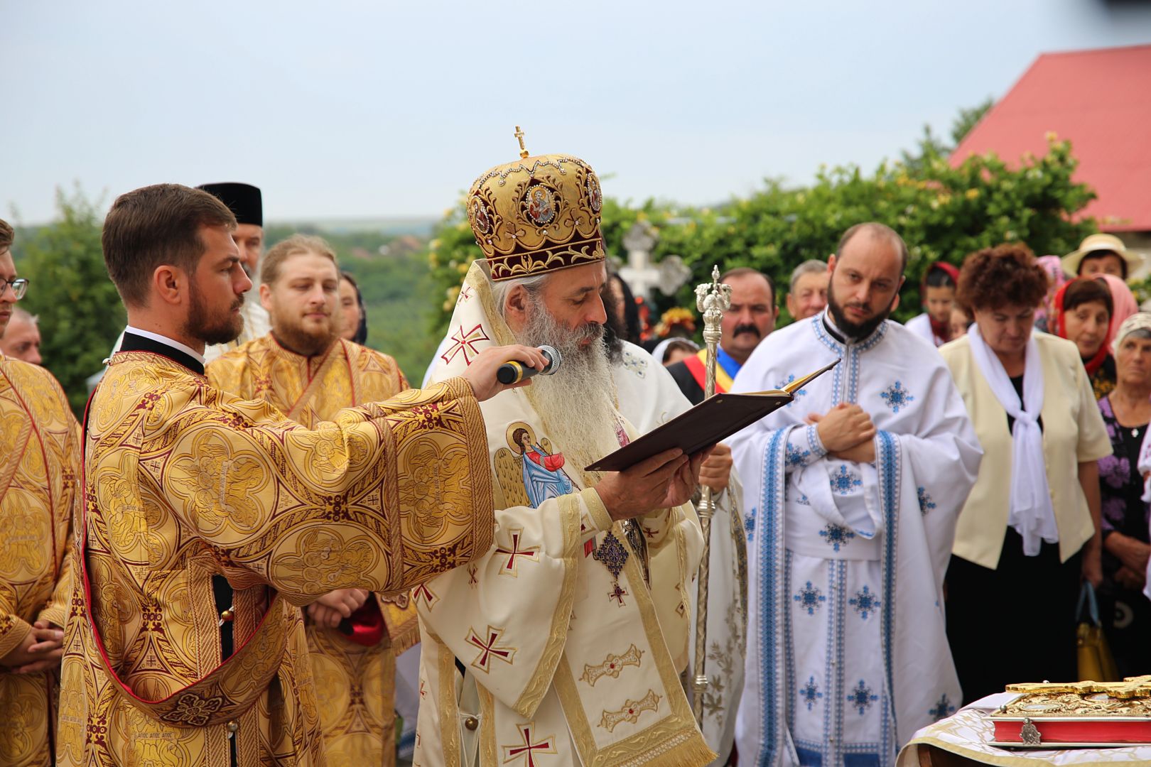 După 39 de ani, Biserica din Bărbătești primește haina luminoasă a sfințirii
