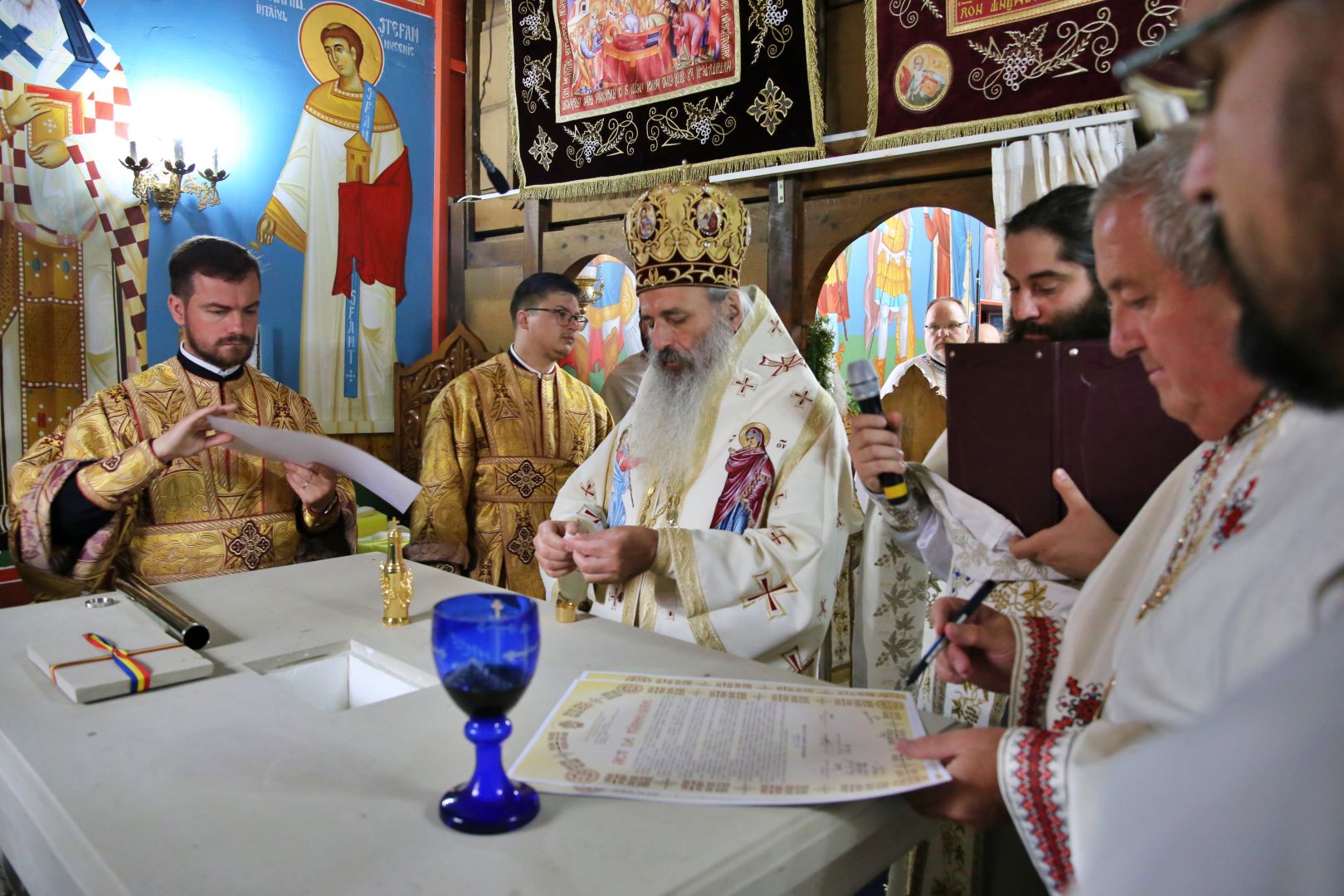 După 39 de ani, Biserica din Bărbătești primește haina luminoasă a sfințirii