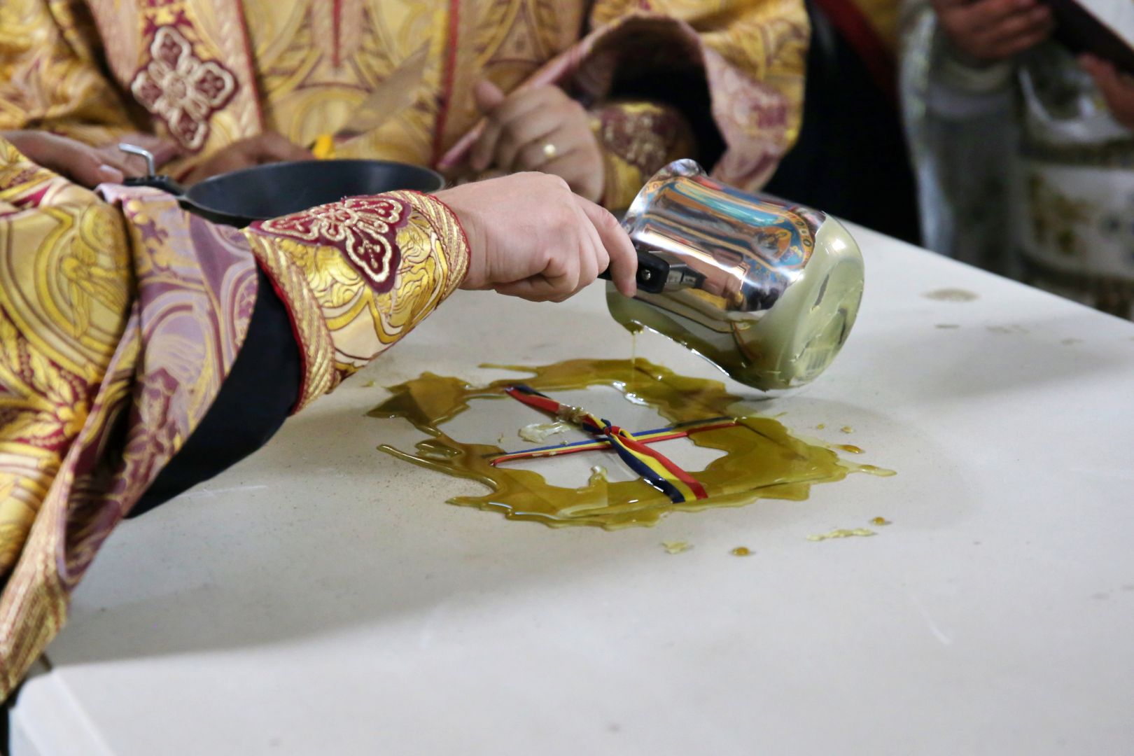 După 39 de ani, Biserica din Bărbătești primește haina luminoasă a sfințirii