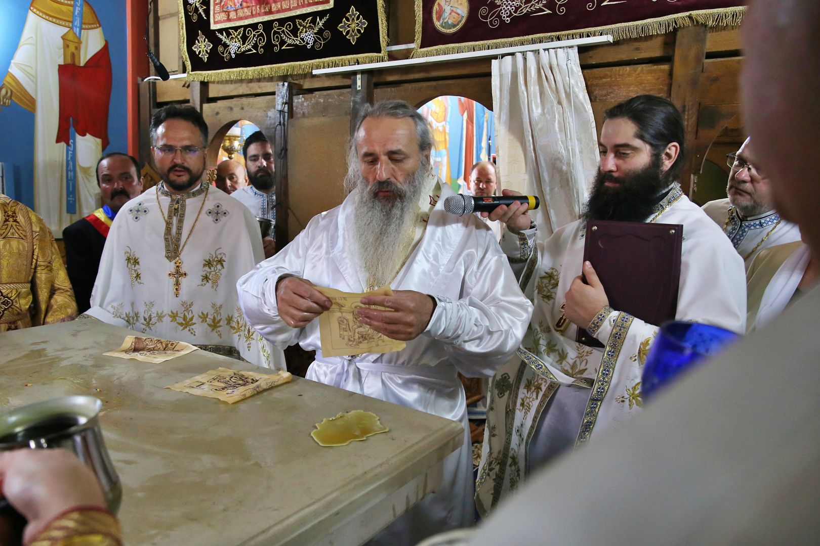 După 39 de ani, Biserica din Bărbătești primește haina luminoasă a sfințirii