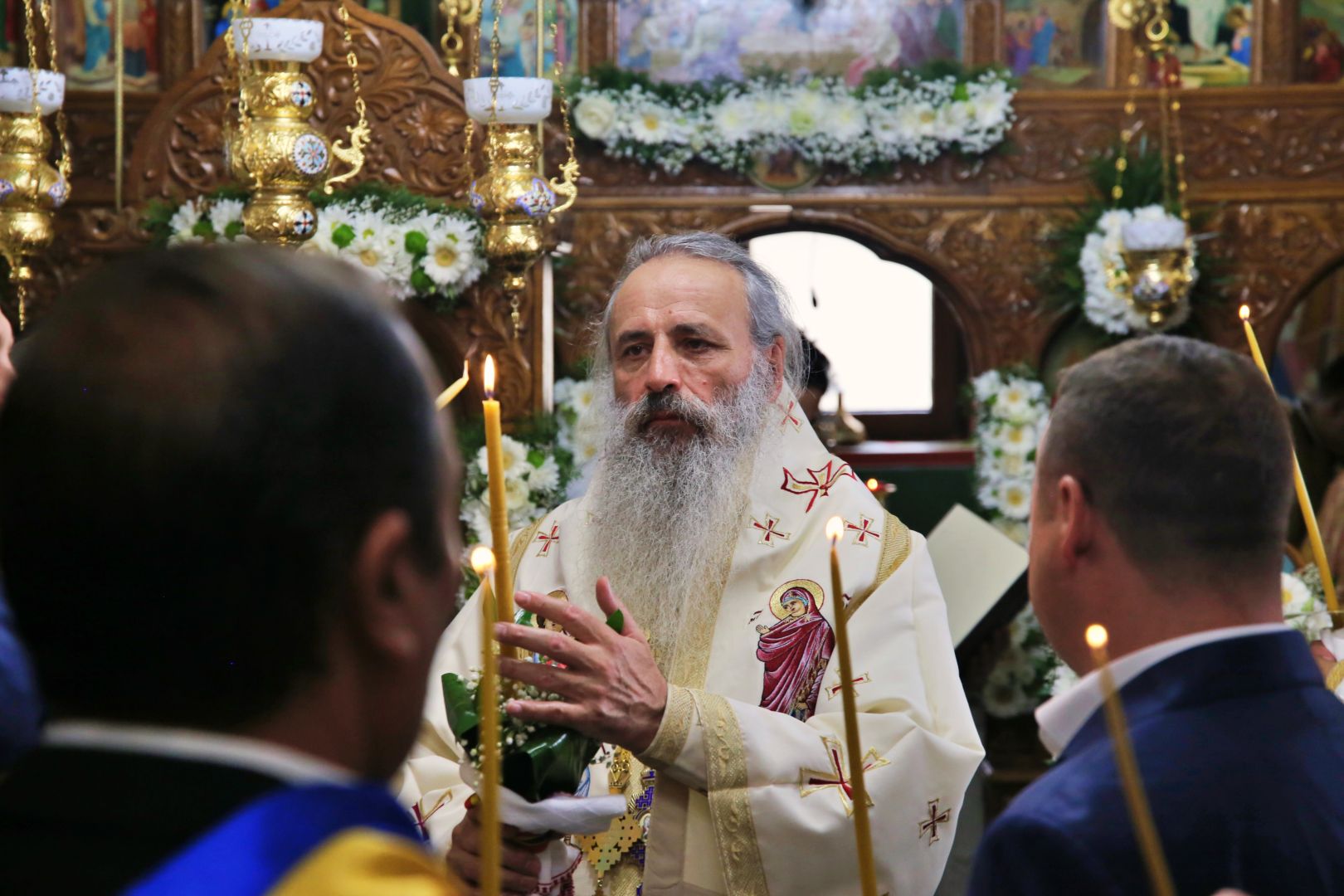 După 39 de ani, Biserica din Bărbătești primește haina luminoasă a sfințirii