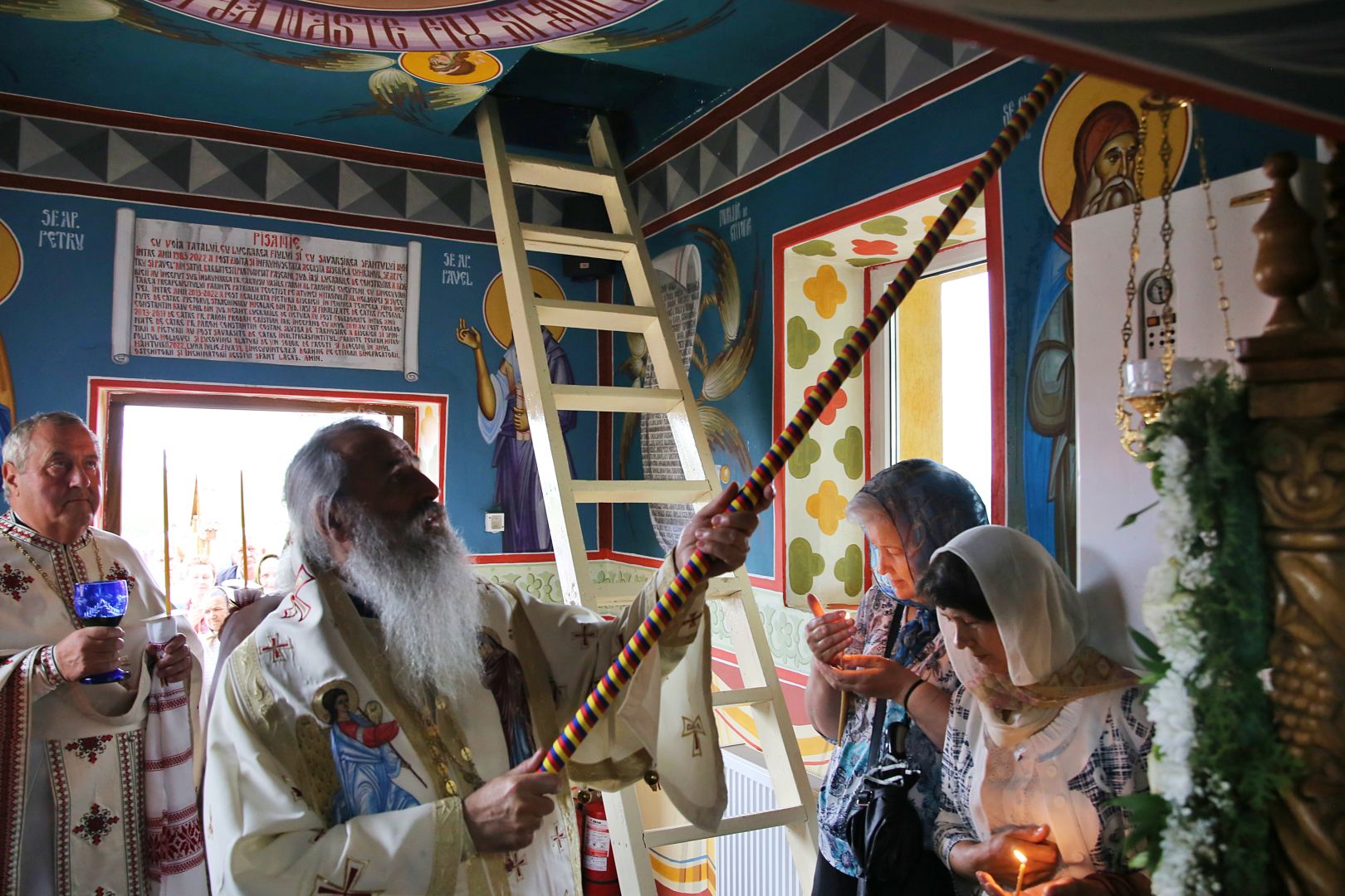 După 39 de ani, Biserica din Bărbătești primește haina luminoasă a sfințirii