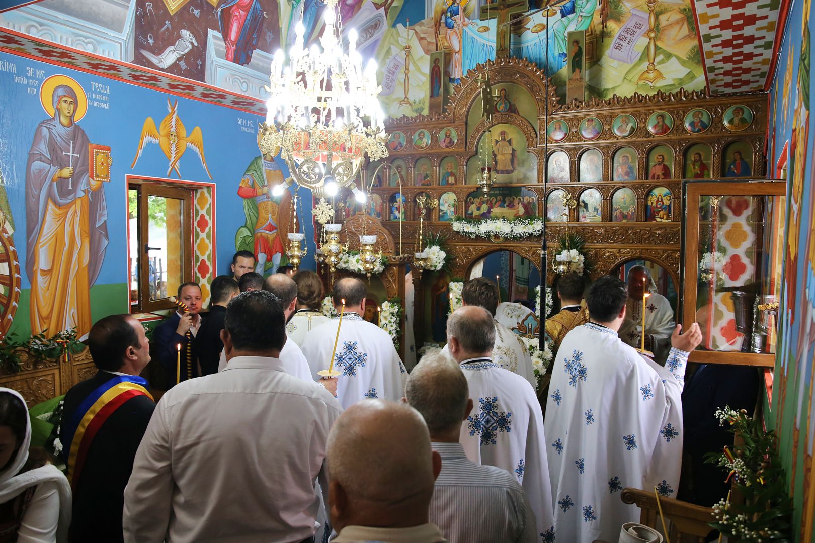 După 39 de ani, Biserica din Bărbătești primește haina luminoasă a sfințirii