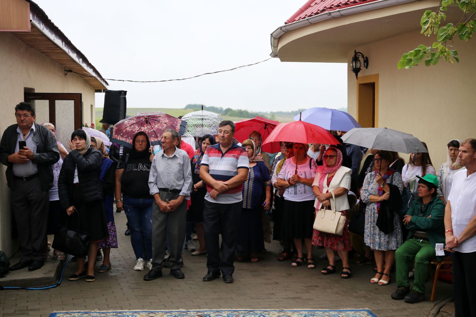 După 39 de ani, Biserica din Bărbătești primește haina luminoasă a sfințirii