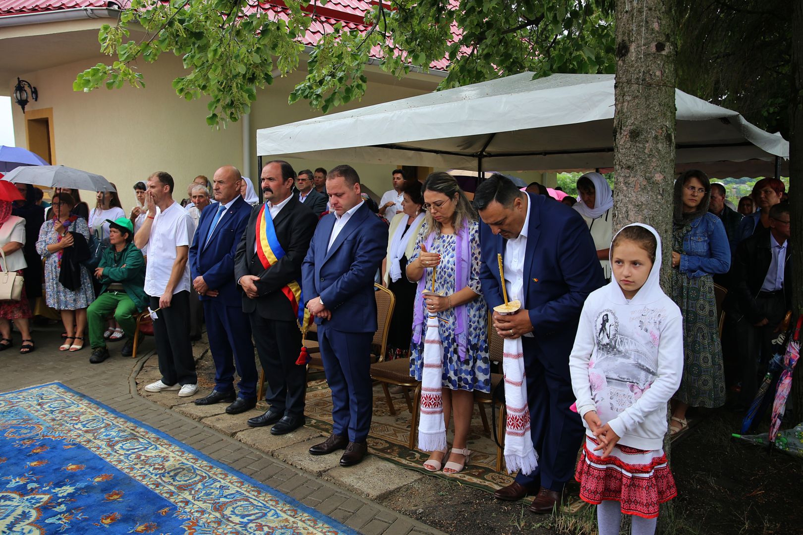 După 39 de ani, Biserica din Bărbătești primește haina luminoasă a sfințirii