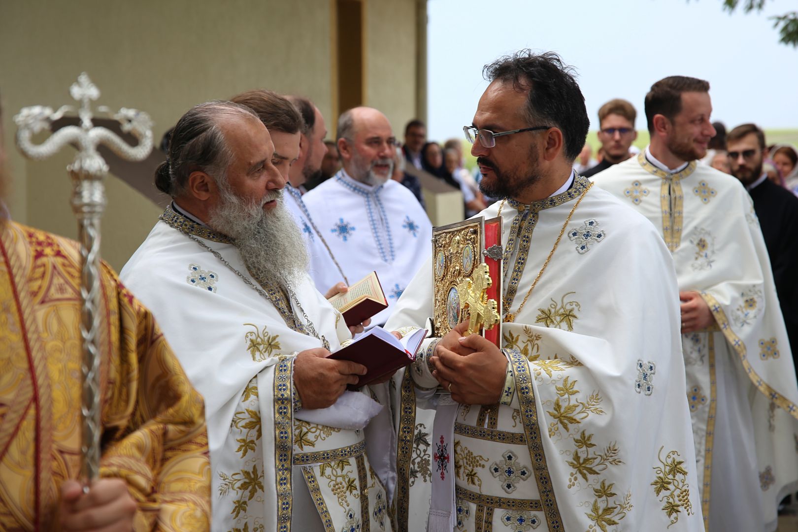 După 39 de ani, Biserica din Bărbătești primește haina luminoasă a sfințirii