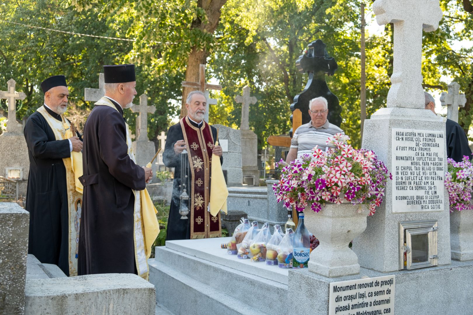 Sfințire de monument funerar, la Iași