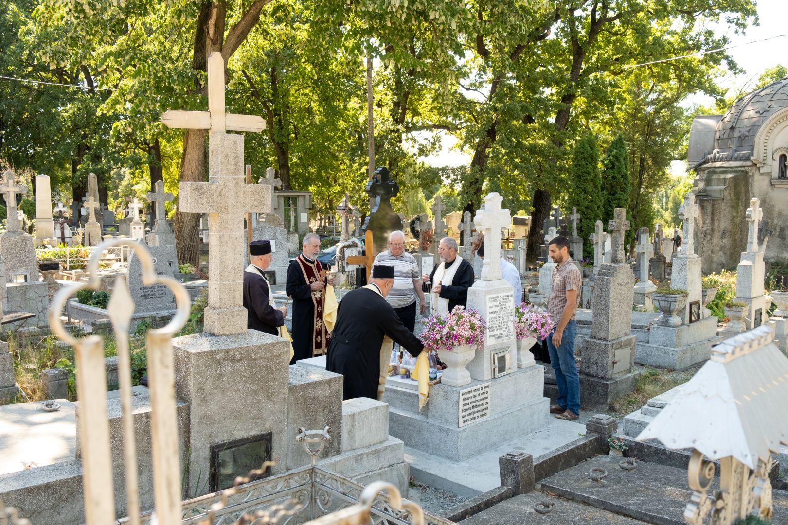 Sfințire de monument funerar, la Iași