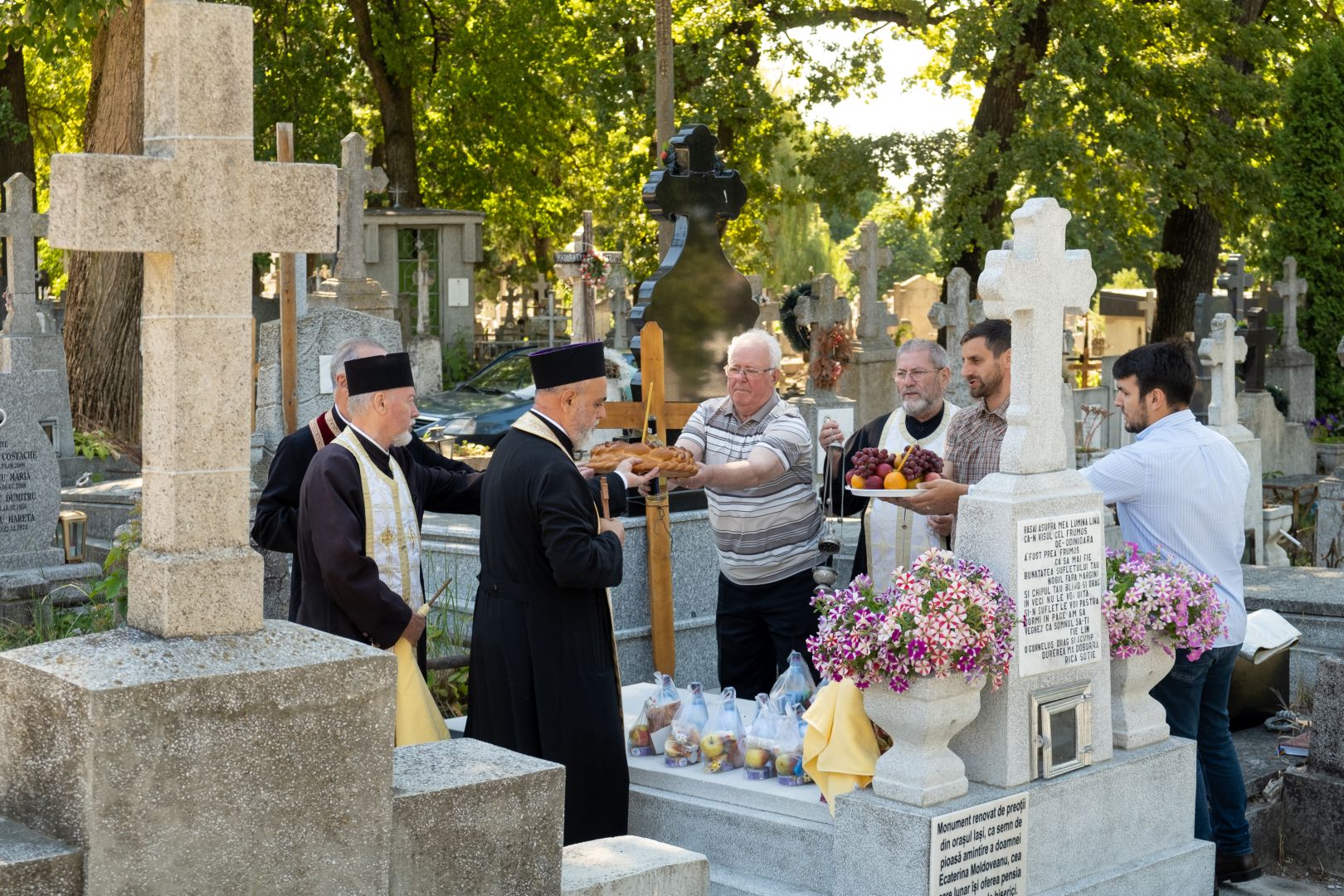 Sfințire de monument funerar, la Iași