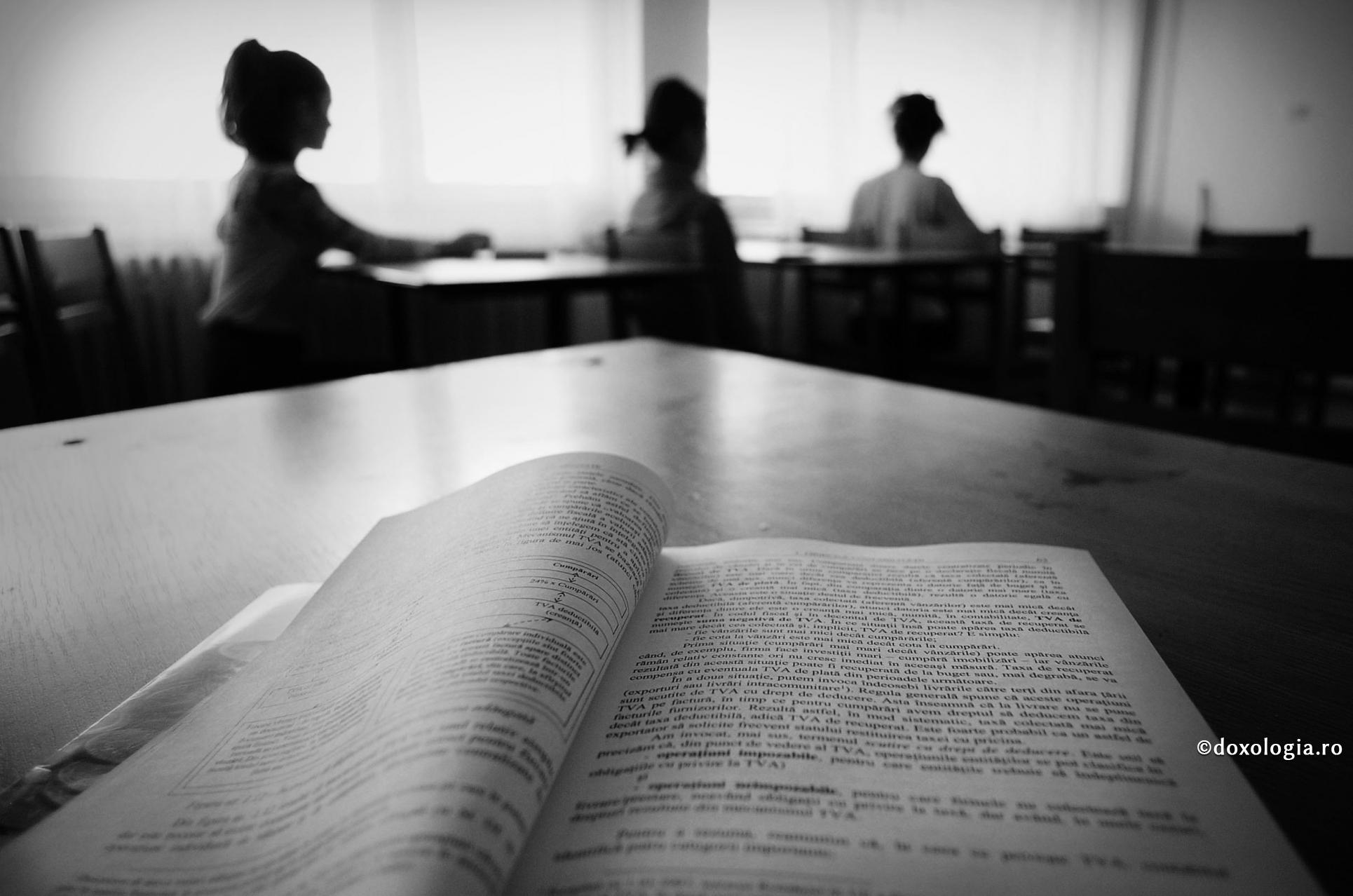 „Educația sanitară” – din perspectivă morală / Foto: Valentina Bîrgăoanu manual deschis pe bancă în clasă